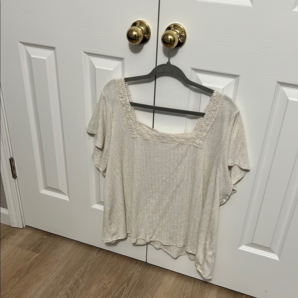Women's Cream Top- 3X super flowy and cute !
